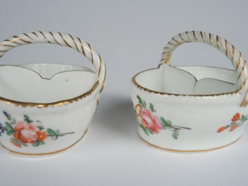 Paire de salerons doubles de style Louis XVI en porcelaine en forme de