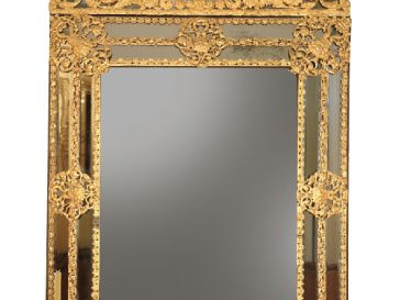 Grande glace de style Louis XIV en laiton doré à décor en repoussé de 