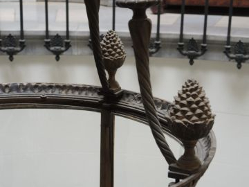 Très importante lanterne de vestibule de style Louis XVI en bronze dor