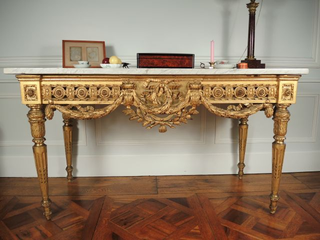 Grande console Louis XVI en bois richement sculpté et doré, les trois 