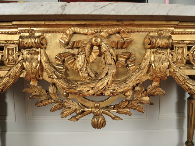 Grande console Louis XVI en bois richement sculpté et doré, les trois 