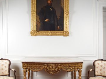 Grande console Louis XVI en bois richement sculpté et doré, les trois 