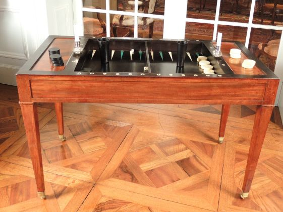 Table tric-trac Louis XVI en acajou, avec ses jetons en ivoire, ivoire