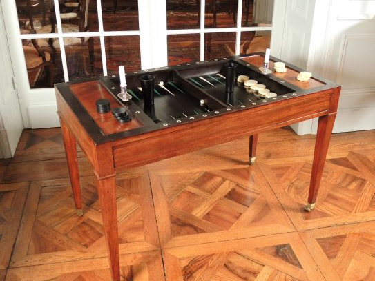 Table tric-trac Louis XVI en acajou, avec ses jetons en ivoire, ivoire