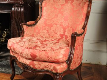 Paire de bergères Louis XV en bois naturel mouluré et sculpté à décor 