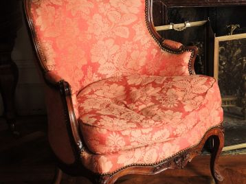 Paire de bergères Louis XV en bois naturel mouluré et sculpté à décor 