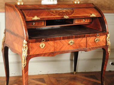 Bureau cylindre Transition Louis XV-Louis XVI en placage de bois de ro