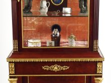 Vente aux enchères Belle vitrine de style Louis XVI en acajou et placage d’acajou, partie