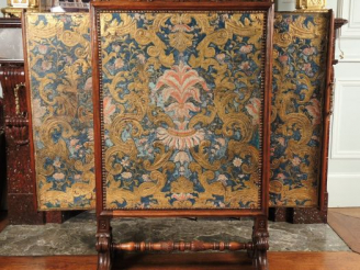 Vente aux enchères Bel écran de chaleur de style Louis XIV en noyer mouluré et sculpté à 