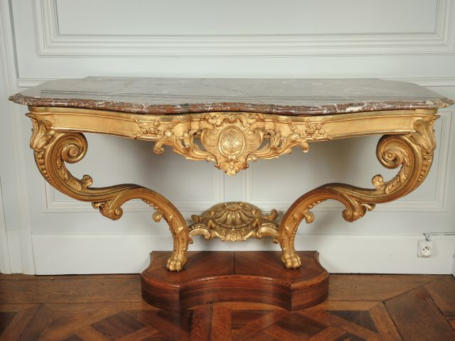 Paire de consoles Régence en bois sculpté et doré à décor de palmettes