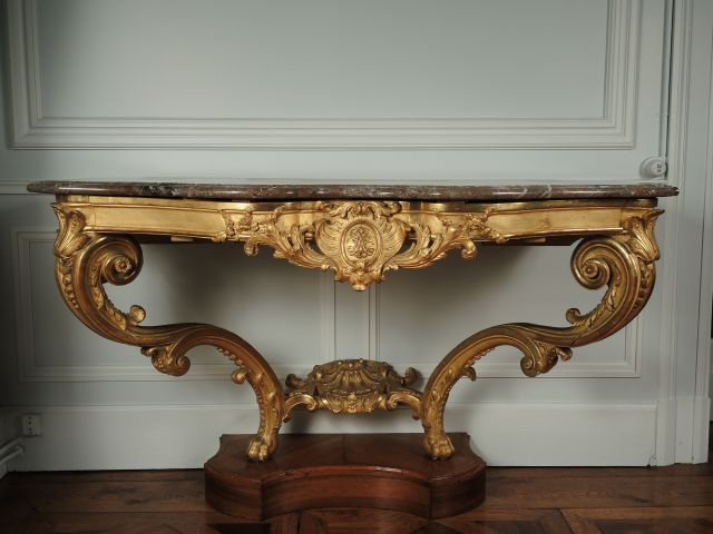 Paire de consoles Régence en bois sculpté et doré à décor de palmettes