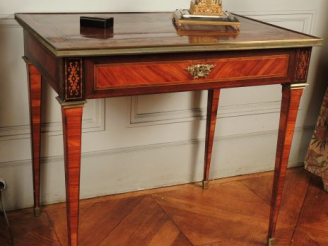 Vente aux enchères Table à écrire de style Louis XVI en marqueterie de bois de rose et de