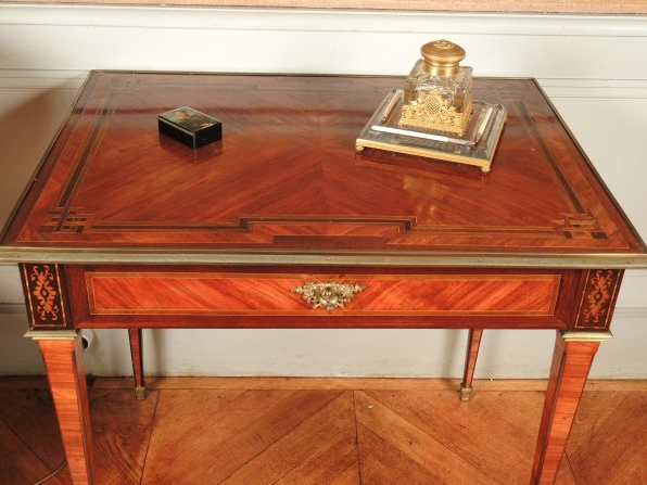 Table à écrire de style Louis XVI en marqueterie de bois de rose et de