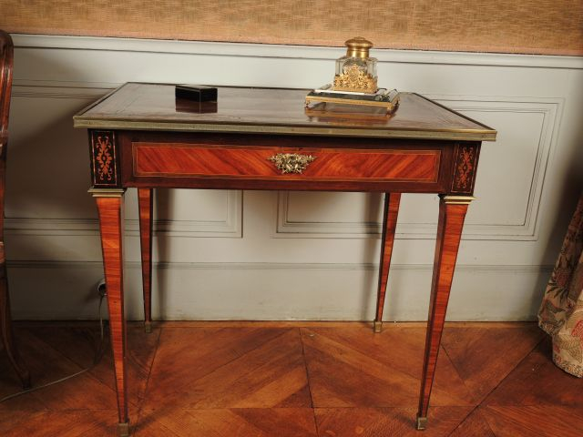 Table à écrire de style Louis XVI en marqueterie de bois de rose et de