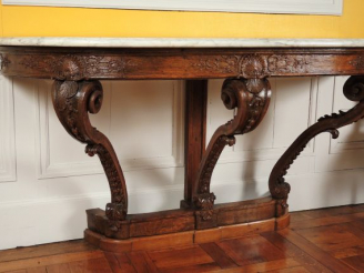 Vente aux enchères Belle console demi-lune Régence en chêne mouluré et sculpté à décor de