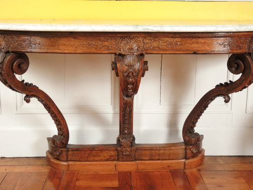 Belle console demi-lune Régence en chêne mouluré et sculpté à décor de