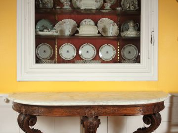 Belle console demi-lune Régence en chêne mouluré et sculpté à décor de