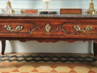 Vente aux enchères 	Table à gibier Régence en noyer mouluré et sculpté, plateau marbre br