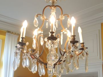 Lustre à pampilles en cristal, éclairant à huit lumières, monture en b