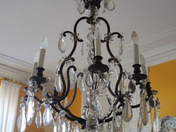 Lustre à pampilles en cristal, éclairant à huit lumières, monture en b