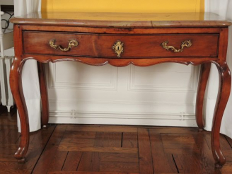 Vente aux enchères Console Louis XV en merisier, quatre pieds galbés, ouvrant à  un tiroi