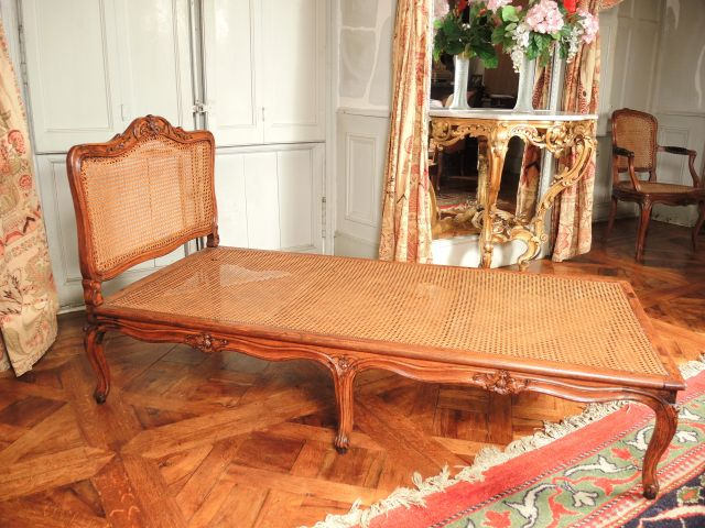 Duchesse Louis XV cannée en bois naturel mouluré et sculpté à décor de