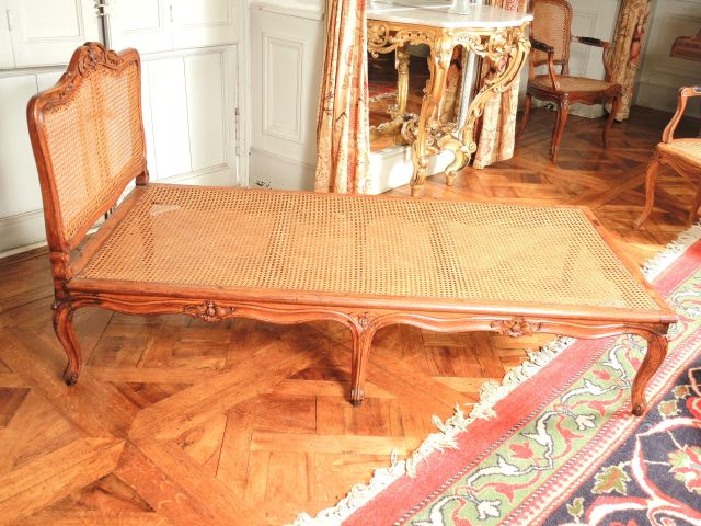 Duchesse Louis XV cannée en bois naturel mouluré et sculpté à décor de