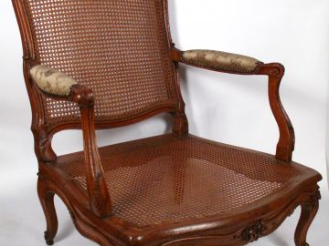 Rare fauteuil canné à dossier plat en hêtre mouluré patiné. Belle scul