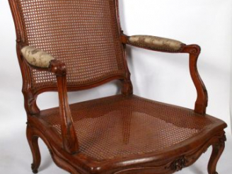 Vente aux enchères Rare fauteuil canné à dossier plat en hêtre mouluré patiné. Belle scul