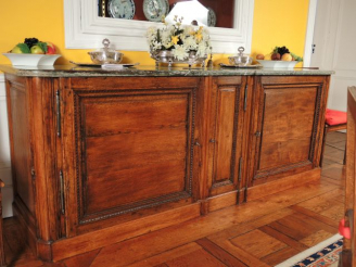 Vente aux enchères Grand buffet de boiserie Louis XVI en chêne mouluré et sculpté à décor