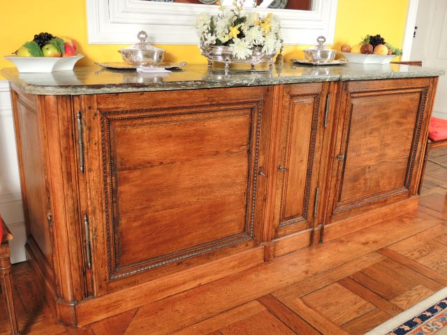 Grand buffet de boiserie Louis XVI en chêne mouluré et sculpté à décor