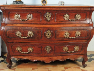 Vente aux enchères Commode tombeau Louis XV en bois fruitier, ouvrant à trois tiroirs sur