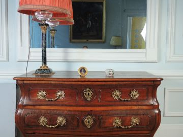 Commode tombeau Louis XV en bois fruitier, ouvrant à trois tiroirs sur