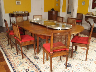 Vente aux enchères Mobilier de salle à manger de style Louis XVI en chêne, comprenant : u