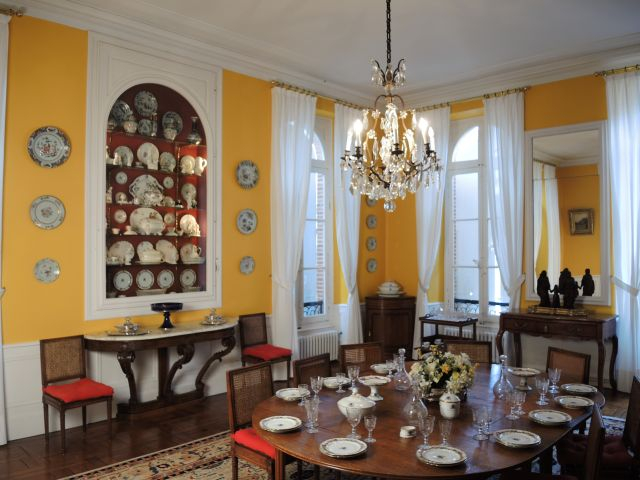 Mobilier de salle à manger de style Louis XVI en chêne, comprenant : u