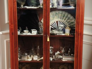 Vente aux enchères Vitrine de style Louis XVI en placage d’acajou marqueté de filets de b