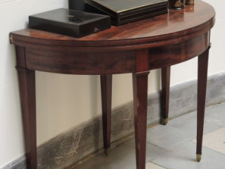 Vente aux enchères Table demi-lune Empire en acajou et placage d’acajou, cinq pieds fusel
