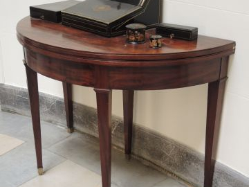 Table demi-lune Empire en acajou et placage d’acajou, cinq pieds fusel