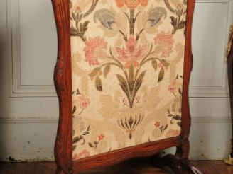 Vente aux enchères Ecran de cheminée Louis XV en noyer mouluré et sculpté à décor de feui