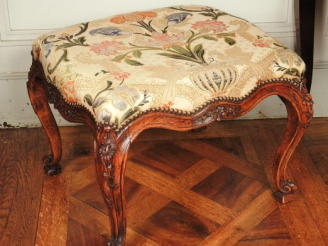 Vente aux enchères Grand tabouret Louis XV en bois naturel mouluré et sculpté à décor de 