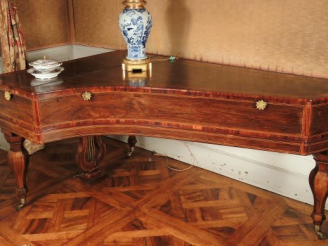 Vente aux enchères 	Piano à queue Napoléon III en placage de palissandre et marqueterie d
