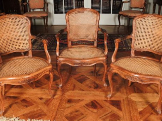 Vente aux enchères Suite de trois fauteuils cabriolets cannés Louis XV en bois naturel mo