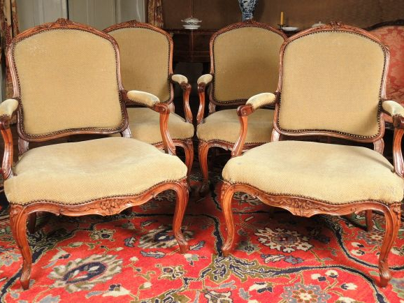 Paire de fauteuils Louis XV en noyer mouluré et sculpté à décor de fle