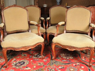 Vente aux enchères Paire de fauteuils Louis XV en noyer mouluré et sculpté à décor de fle