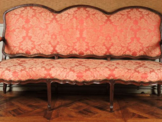 Vente aux enchères Grand canapé XVIIIe en noyer mouluré, dossier et ceinture mouvementés,