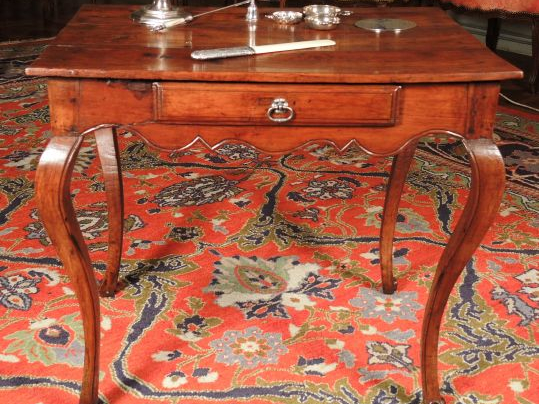 Table Louis XV en merisier, ouvrant à un tiroir en ceinture, ceinture 