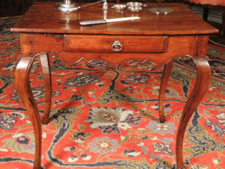 Vente aux enchères Table Louis XV en merisier, ouvrant à un tiroir en ceinture, ceinture 