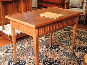 	Table à écrire Louis XVI en merisier mouluré à décor de cannelures, o
