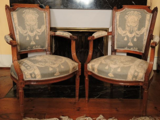 Vente aux enchères Paire de cabriolets Louis XVI en noyer mouluré et sculpté, dossier à f