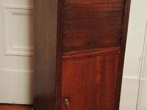 Chevet de style Louis XVI en bois naturel, ouvrant à un rideau couliss